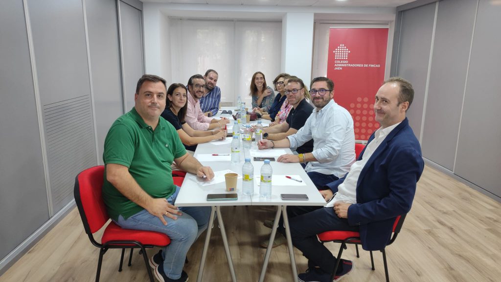 📢 ¡Ayer celebramos un coloquio en la sede del Colegio de Administradores de Fincas de Jaén! 👨🏻‍💼💼👩🏻‍💼 Un espacio de colaboración donde se debatieron los principales retos del sector y se compartieron ideas para mejorar la gestión de fincas. ⠀ Este evento refuerza la importancia de estar colegiados para obtener apoyo, resolver dudas y afrontar juntos los cambios en nuestra profesión. ¡Gracias a todos los que participaron! 🤝