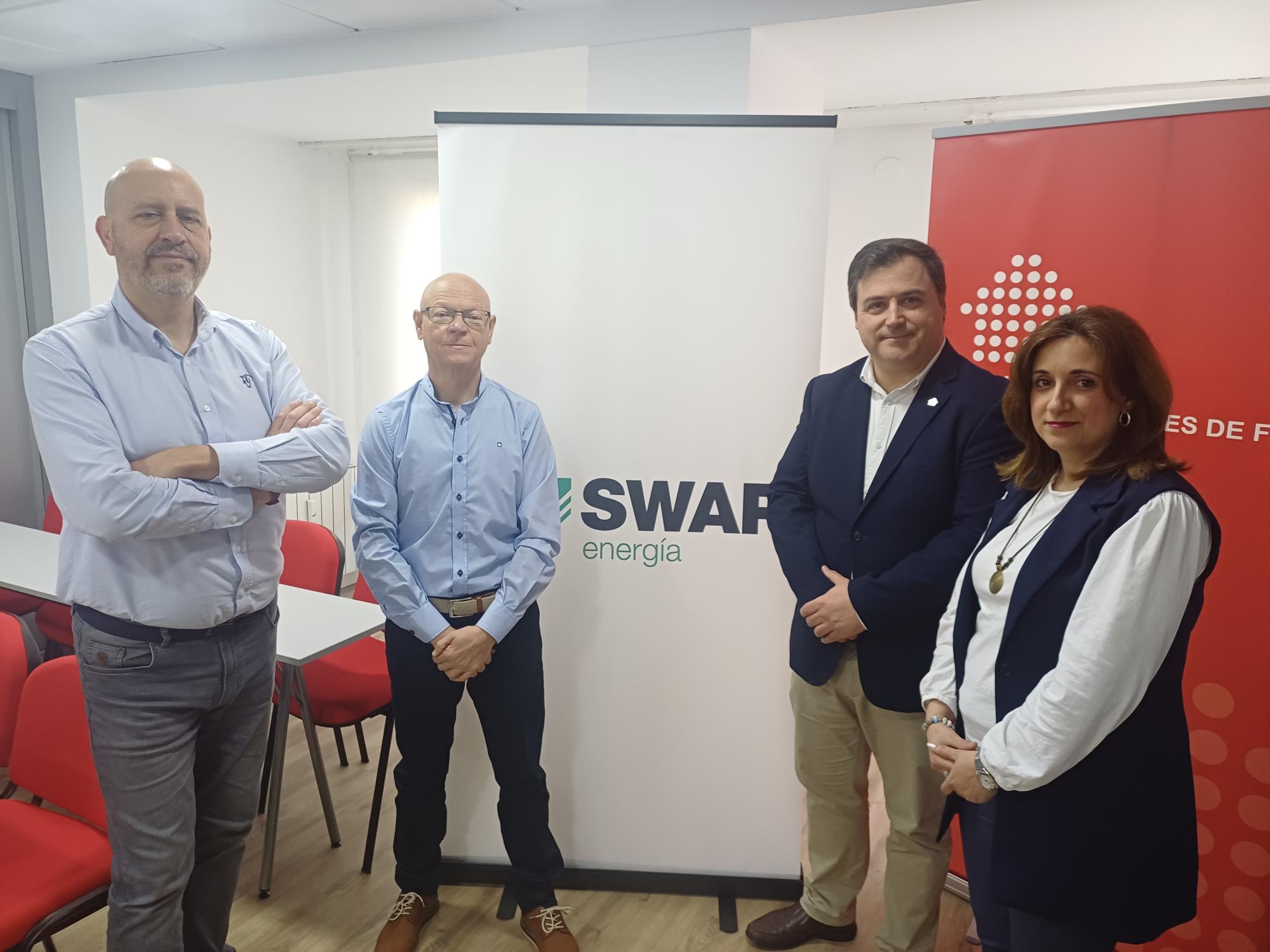 El Colegio de Administradores de Fincas de Jaén ha suscrito recientemente un convenio de colaboración con la empresa Swap Energía, especializada en la comercialización de energía eléctrica, con el objetivo de ofrecer a sus colegiados nuevas herramientas para optimizar el consumo energético en las comunidades de propietarios.
Este acuerdo permitirá a los Administradores de Fincas Colegiados acceder a soluciones orientadas a la eficiencia energética, el análisis de consumos y la optimización de contratos eléctricos, aspectos cada vez más relevantes ante el incremento de los costes energéticos.
Swap Energía aporta su experiencia en el asesoramiento personalizado y en la gestión eficiente de suministros, facilitando alternativas que pueden traducirse en un ahorro significativo para las comunidades, sin renunciar a la calidad del servicio. Además, la compañía trabaja con modelos de gestión transparentes que permiten un mayor control y comprensión de las facturas energéticas.
Desde el Colegio de Administradores de Fincas de Jaén se subraya que este convenio refuerza su compromiso con la sostenibilidad y la mejora continua de los servicios que prestan sus colegiados, dotándolos de herramientas que contribuyen a una gestión más eficiente y responsable.
Con esta colaboración, el Colegio continúa ampliando su red de acuerdos estratégicos, apostando por soluciones innovadoras que ayuden a los administradores de fincas a afrontar los retos actuales.
Aparecen en la foto por parte del Colegio de Administradores de Fincas
Presidente: José María Maigler Ropa.
Contadora-Censora: Antonia Catena Melgares