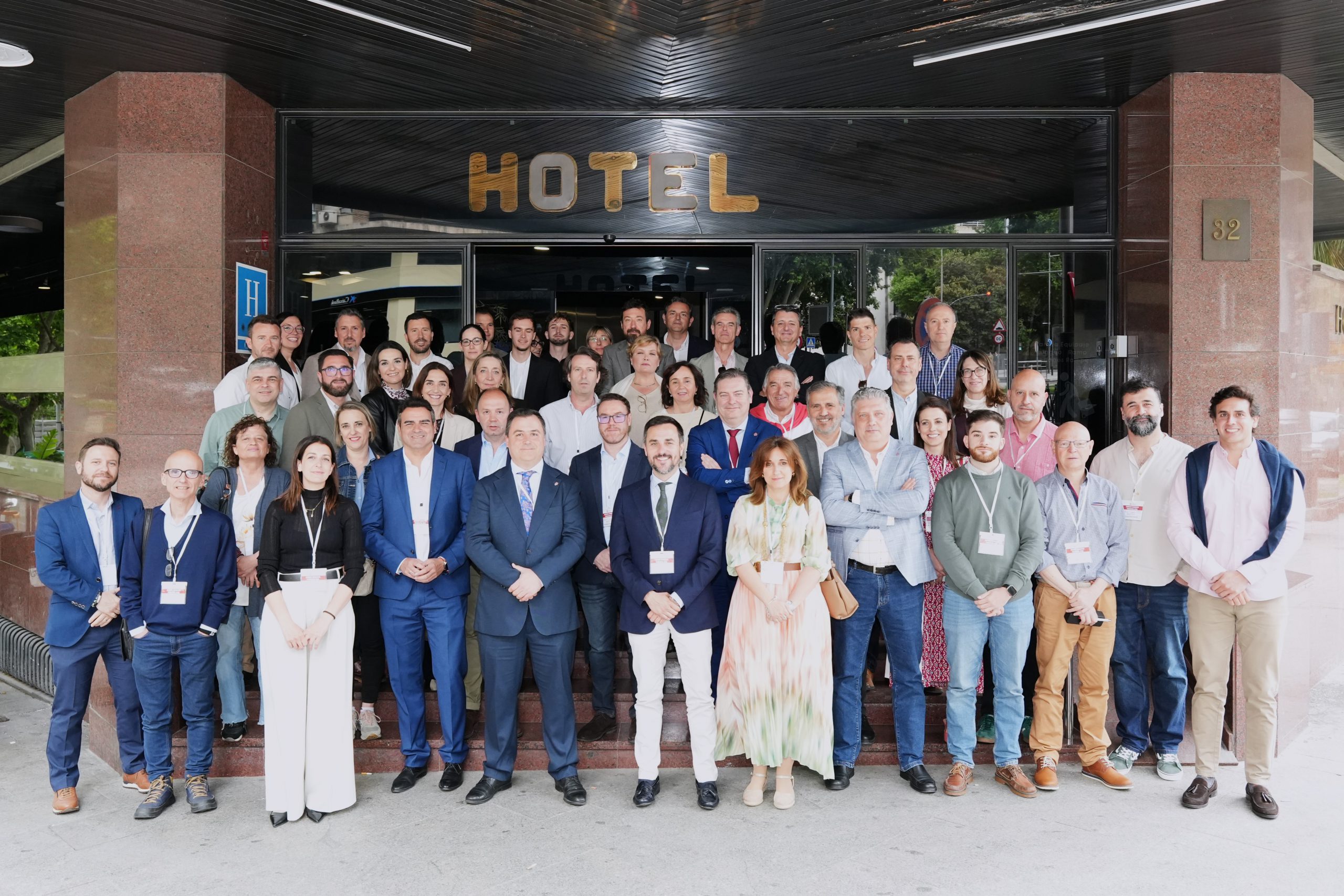  

El Colegio de Administradores de Fincas de Jaén celebró el pasado viernes, 24 de abril, su Jornada Formativa de Primavera en el Hotel Condestable, una cita que reunió a profesionales del sector con el objetivo de actualizar conocimientos, compartir experiencias y reforzar la formación continua.

Durante la jornada, que se desarrolló de 9:00 a 18:45 horas, los asistentes pudieron profundizar en cuestiones clave para el ejercicio de la profesión. Entre los contenidos destacados figuró una ponencia sobre la Ley de Propiedad Horizontal y la jurisprudencia más reciente, así como el análisis de casos prácticos relacionados con filtraciones en comunidades de propietarios (BROKALIA), una problemática habitual en la gestión diaria. La jornada contó con la participación del magistrado D. Miguel Cruz Raya y expertos en innovación, quienes aportaron una visión actualizada y práctica de los retos del sector.

Asimismo, el programa incluyó una demostración de herramientas digitales y un taller práctico centrado en el uso de tecnologías emergentes como ChatGPT, Notebook LM y Gamma, aplicadas a la administración de fincas. Estos espacios permitieron a los participantes conocer nuevas soluciones para optimizar su trabajo y mejorar la eficiencia en la gestión.

Con este tipo de iniciativas, el Colegio reafirma su compromiso con la formación continua y la mejora profesional de sus colegiados, contribuyendo a ofrecer un servicio cada vez más cualificado a las comunidades de propietarios.
