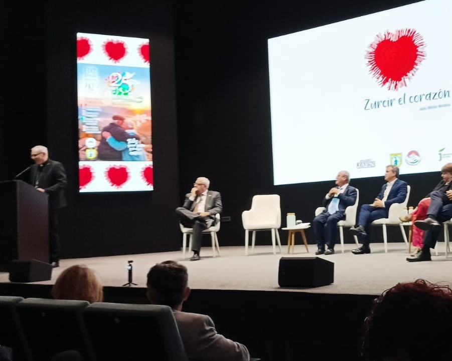 El presidente del Colegio de Administradores de Fincas de Jaén, José María Maigler Ropa, ha asistido a la presentación del libro “Zurcir el corazón”, obra de Julio Millán Medina, celebrada en el Salón Guadalquivir de IFEJA. Un acto cargado de emoción y reflexión, en el que el autor comparte sus vivencias humanas y su compromiso con los más desfavorecidos a través de su trayectoria en Mensajeros de la Paz. La presentación reunió a representantes institucionales y sociales de la provincia, poniendo en valor una obra que invita a mirar la realidad con sensibilidad, compromiso y humanidad. Una cita cultural que refuerza la importancia de apoyar iniciativas que contribuyen al desarrollo social y a la transmisión de valores. #CAFJaén #Cultura #Jaén #AdministradoresDeFincas #CompromisoSocial #ZurcirElCorazón