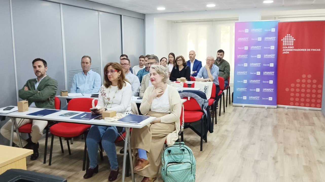 👩🏻‍💼💼👨🏻‍💼 El Colegio de Administradores de Fincas de Jaén celebró el pasado 14 de mayo una jornada formativa centrada en la aplicación de la inteligencia artificial en el ámbito de la administración de fincas, un encuentro que reunió a profesionales interesados en conocer nuevas herramientas tecnológicas para optimizar la gestión de comunidades de propietarios. ⠀ La ponencia, organizada en colaboración con IAWOT y SecretIA, tuvo lugar en Jaén y fue impartida por Andoni Fernández Calvo, quien abordó de forma práctica las posibilidades que ofrece la inteligencia artificial para mejorar la eficiencia de los despachos profesionales. ⠀ Durante la jornada se mostraron soluciones enfocadas a la automatización de tareas administrativas, la mejora de la atención a propietarios, la gestión de incidencias y la optimización de la comunicación interna de los equipos de trabajo. Además, se expusieron ejemplos reales de aplicación de IA en despachos de administración de fincas y recomendaciones prácticas para comenzar a implementar estas herramientas en el día a día profesional. ⠀ Desde el Colegio de Administradores de Fincas de Jaén se destacó la importancia de continuar apostando por la innovación, la transformación digital y la formación continua de los colegiados, adaptándose así a las nuevas necesidades del sector y mejorando la calidad del servicio ofrecido a las comunidades de propietarios. ⠀ #CAFJaén #AFColegiados #PropiedadHorizontal #AdministradoresDeFincas 