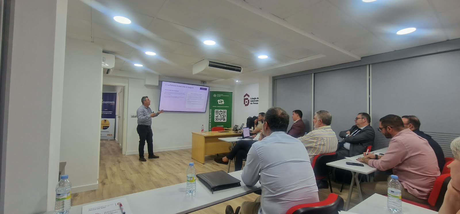 El Colegio de Administradores de Fincas de Jaén celebró el pasado viernes 18 de septiembre, la jornada formativa «Volvemos con Energía», un encuentro dirigido a sus colegiados y centrado en tres aspectos cada vez más importantes para el desarrollo de la profesión: tecnología, organización y productividad. La jornada permitió a los asistentes conocer de forma práctica diferentes herramientas destinadas a optimizar el trabajo diario de los despachos profesionales, agilizar tareas y mejorar la gestión de las comunidades de propietarios. Uno de los principales bloques formativos estuvo dedicado a Microsoft 365, profundizando en sus posibilidades para conseguir una administración más organizada y productiva. Durante la formación, el protagonismo fue para la Inteligencia Artificial, analizando cómo estas nuevas tecnologías pueden incorporarse al trabajo cotidiano para automatizar procesos, mejorar la gestión de la información y ahorrar tiempo. El programa contó también con la participación de Sin Morosos, que presentó sus servicios y realizó una breve intervención formativa relacionada con uno de los principales problemas a los que se enfrentan las comunidades de propietarios: la morosidad. Además del contenido formativo, el encuentro reservó un espacio para la convivencia y el intercambio de experiencias entre compañeros, favoreciendo el contacto profesional entre los asistentes. El Colegio de Administradores de Fincas de Jaén continúa apostando por la formación continua de sus colegiados y por la incorporación de nuevas herramientas que permitan afrontar los retos de una profesión en constante evolución.